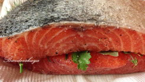 слабосоленая семга с пряными травами
