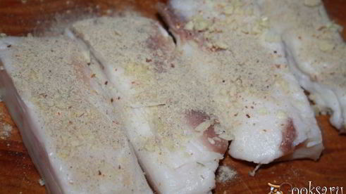 вкусное домашнее сало с чесноком и белым перцем