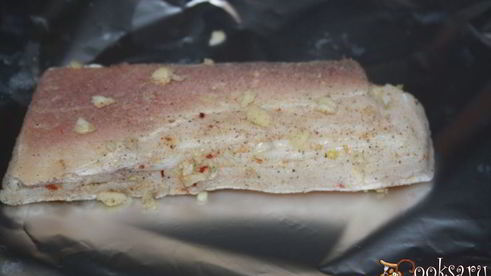 вкусное домашнее сало с чесноком и белым перцем