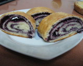 Рулет из творожного теста с вареньем