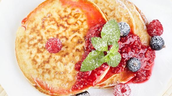 Рецепт Сметанных блинчиков с малиновым вареньем