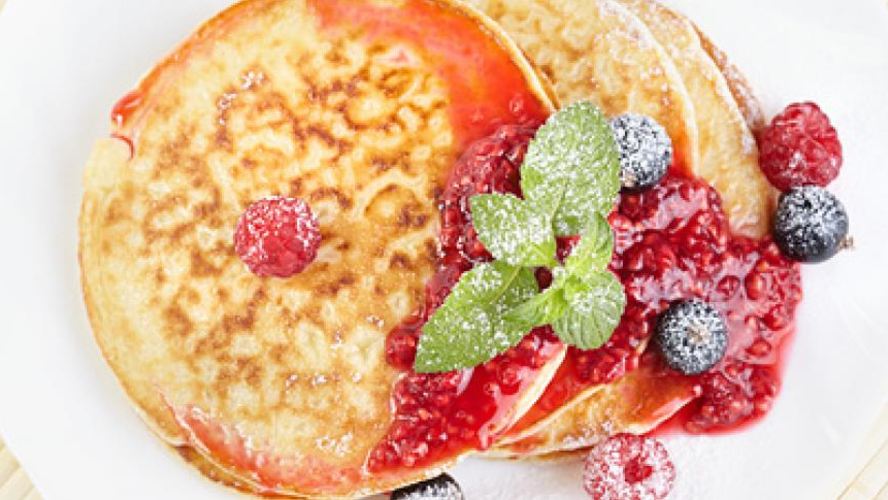 Рецепт сметанных блинчиков с малиновым вареньем