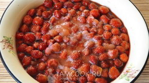 варенье из клубники с цельными ягодами на зиму