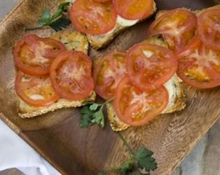 Брускетта с моцареллой