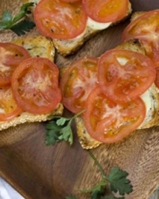 Брускетта с моцареллой