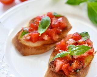 Брускетта с помидорами и базиликом
