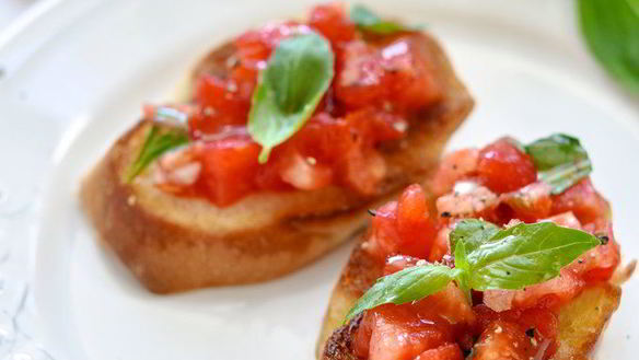 Рецепт Брускетты с помидорами и базиликом