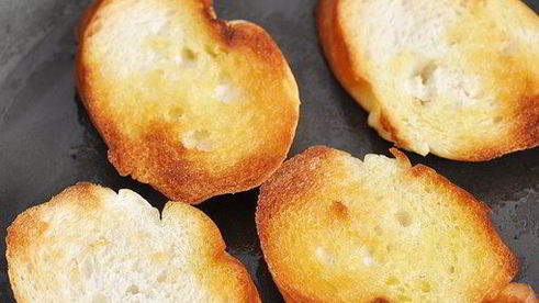 брускетта с помидорами и базиликом