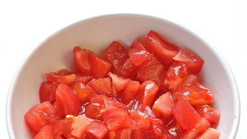 брускетта с помидорами и базиликом