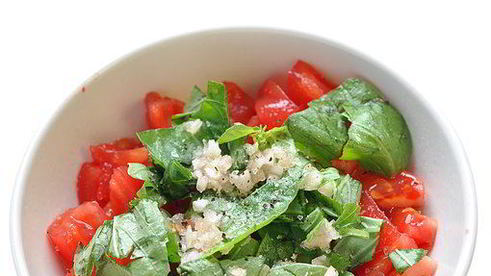 брускетта с помидорами и базиликом