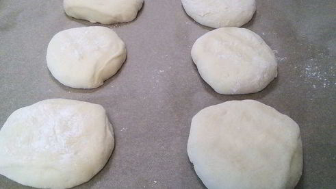 булочки для бургеров и капустный салат