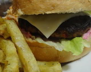 Бургер по-кадженски с соусом из хрена и сметаны