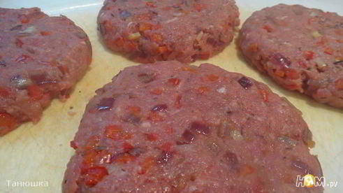 бургер по-кадженски с соусом из хрена и сметаны