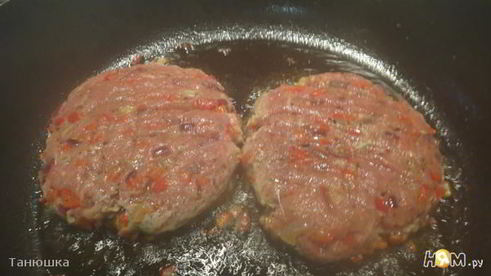 бургер по-кадженски с соусом из хрена и сметаны