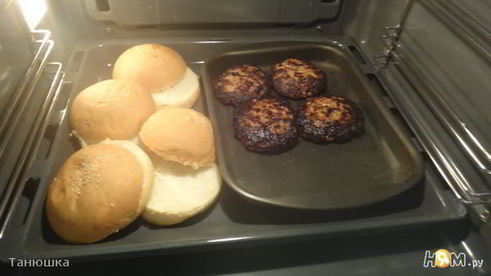 бургер по-кадженски с соусом из хрена и сметаны