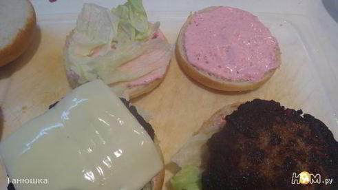 бургер по-кадженски с соусом из хрена и сметаны