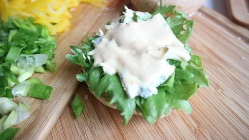 бургер с креветками и голубым сыром