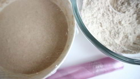 бургер с креветками и голубым сыром