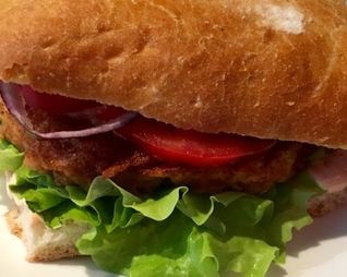 Бургер с куриной грудкой и коктейльным соусом