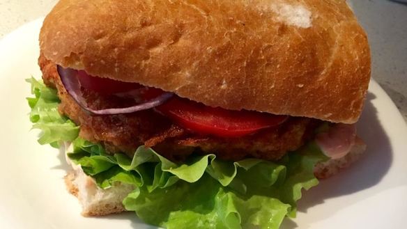 Рецепт Бургера с куриной грудкой и коктейльным соусом