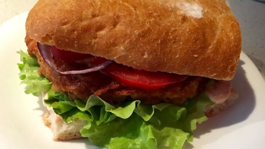 Рецепт бургера с куриной грудкой и коктейльным соусом