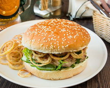 Бургер с куриной котлетой и малосольными огурчиками