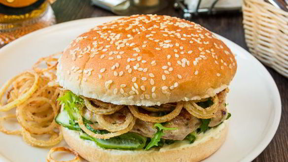 Рецепт Бургера с куриной котлетой и малосольными огурчиками