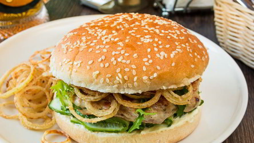 Рецепт бургера с куриной котлетой и малосольными огурчиками