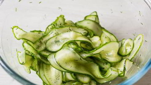 бургер с куриной котлетой и малосольными огурчиками