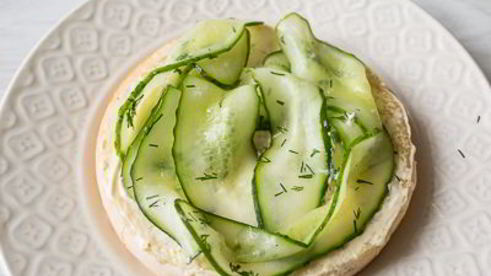 бургер с куриной котлетой и малосольными огурчиками