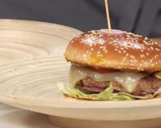 Бургер с цесаркой и медовым соусом