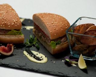 Бургер с тунцом и васаби-майонезом