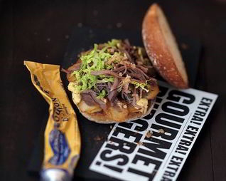 Бургер с утиными ножками конфи