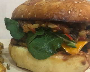 Бургер солнечный с баклажаном и помидорами