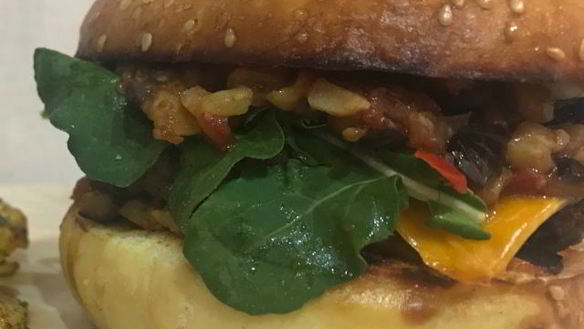 Рецепт Бургера солнечного с баклажаном и помидорами