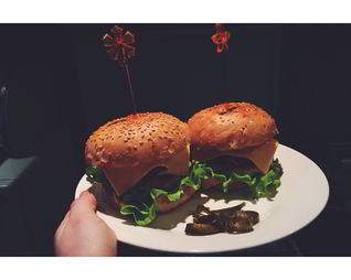 Бургеры с бараниной и перцем халапеньо