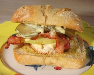 Бургеры с курицей, беконом и голубым сыром