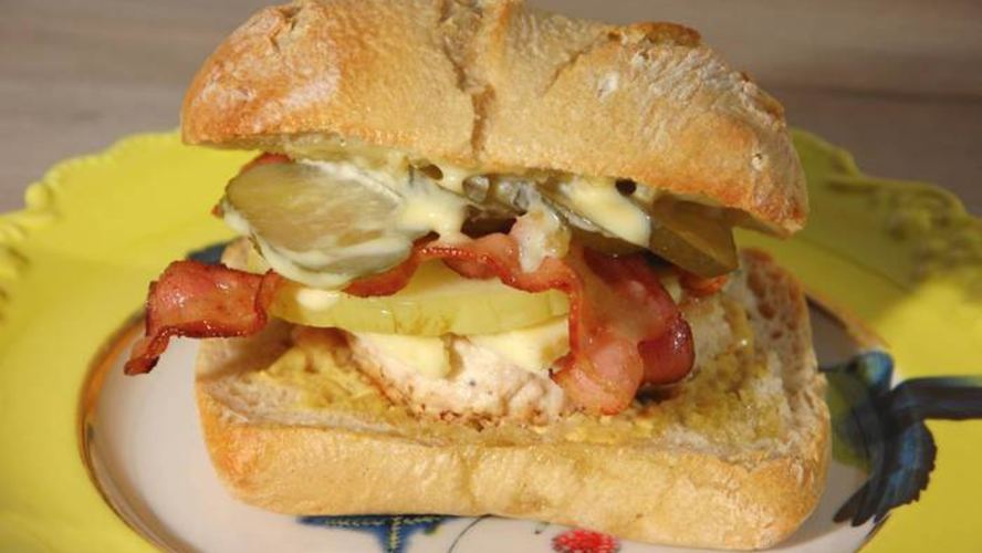 Рецепт бургеров с курицей, беконом и голубым сыром