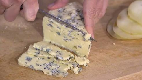 бургеры с курицей, беконом и голубым сыром