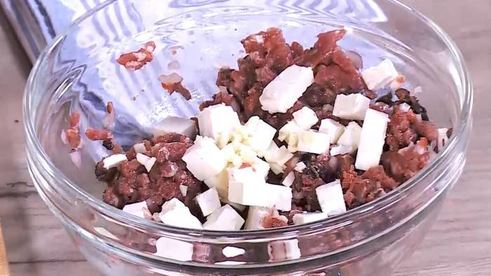 бургеры с ягнятиной, фетой и оливками