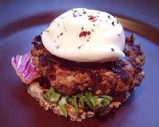 Фит бургер с яйцом пашот