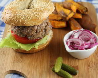 Гамбургер из говядины с чипсами из сладкого картофеля