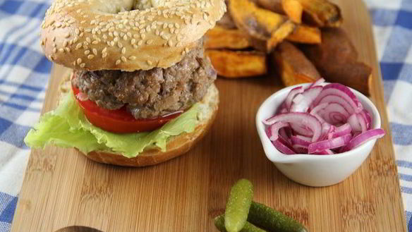 Рецепт Гамбургера из говядины с чипсами из сладкого картофеля