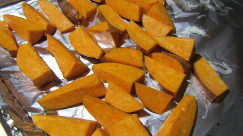 гамбургер из говядины с чипсами из сладкого картофеля