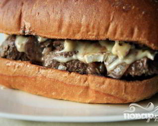 Гамбургеры с фрикадельками и сыром бри