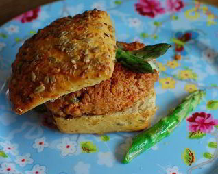 Гамбургеры с горгонзолой и спаржей