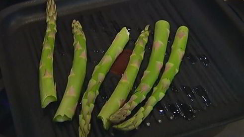 гамбургеры с горгонзолой и спаржей