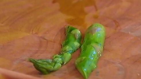 гамбургеры с горгонзолой и спаржей