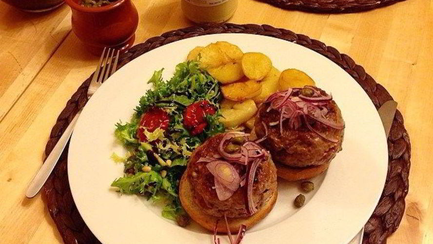 Рецепт говяжьих бургеров с голубым сыром, виски, красным луком и горчицей, с гарниром из картофеля