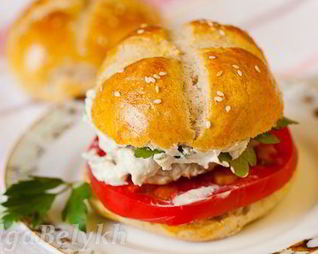 Куриный бургер с булочками из трех видов муки